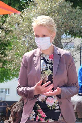 Die Ministerpräsidentin des Landes Mecklenburg Vorpommern Manuela Schwesig besucht am Montag (24.05.2021) in Gnoien (Landkreis Rostock) das örtliche Restaurant Nudeloper. Dort begleitet sie gemeinsam mit den DEHOGA Präsidenten des Landes MV Lars Schwarz die Öffnung der Gastronomie im Nordosten. Hier dürfen wieder unter Beachtung der Corona-Bestimmungen des Landes Restaurants und Gastronomiebetriebe Gäste empfangen.