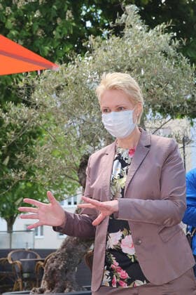 Die Ministerpräsidentin des Landes Mecklenburg Vorpommern Manuela Schwesig besucht am Montag (24.05.2021) in Gnoien (Landkreis Rostock) das örtliche Restaurant Nudeloper. Dort begleitet sie gemeinsam mit den DEHOGA Präsidenten des Landes MV Lars Schwarz die Öffnung der Gastronomie im Nordosten. Hier dürfen wieder unter Beachtung der Corona-Bestimmungen des Landes Restaurants und Gastronomiebetriebe Gäste empfangen.
