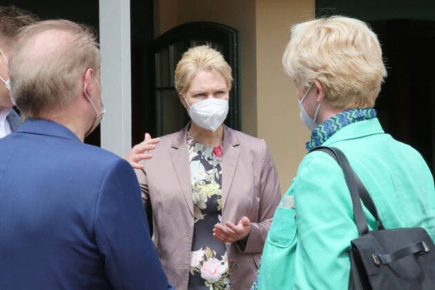 News Themen der Woche KW21 News Bilder des Tages Die Ministerpräsidentin des Landes Mecklenburg Vorpommern Manuela Schwesig besucht am Montag (24.05.2021) in Gnoien (Landkreis Rostock) das örtliche Restaurant Nudeloper. Dort begleitet sie gemeinsam mit den DEHOGA Präsidenten des Landes MV Lars Schwarz die Öffnung der Gastronomie im Nordosten. Hier dürfen wieder unter Beachtung der Corona-Bestimmungen des Landes Restaurants und Gastronomiebetriebe Gäste empfangen.