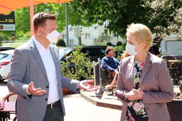 Die Ministerpräsidentin des Landes Mecklenburg Vorpommern Manuela Schwesig besucht am Montag (24.05.2021) in Gnoien (Landkreis Rostock) das örtliche Restaurant Nudeloper. Dort begleitet sie gemeinsam mit den DEHOGA Präsidenten des Landes MV Lars Schwarz (hier links im Bild) die Öffnung der Gastronomie im Nordosten. Hier dürfen wieder unter Beachtung der Corona-Bestimmungen des Landes Restaurants und Gastronomiebetriebe Gäste empfangen.