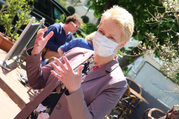 Die Ministerpräsidentin des Landes Mecklenburg Vorpommern Manuela Schwesig besucht am Montag (24.05.2021) in Gnoien (Landkreis Rostock) das örtliche Restaurant Nudeloper. Dort begleitet sie gemeinsam mit den DEHOGA Präsidenten des Landes MV Lars Schwarz die Öffnung der Gastronomie im Nordosten. Hier dürfen wieder unter Beachtung der Corona-Bestimmungen des Landes Restaurants und Gastronomiebetriebe Gäste empfangen.