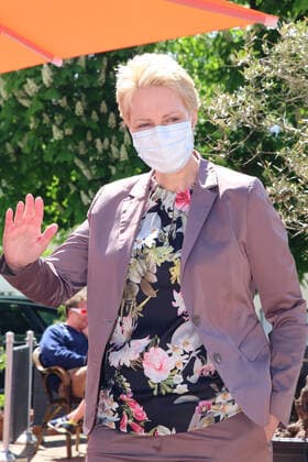 Die Ministerpräsidentin des Landes Mecklenburg Vorpommern Manuela Schwesig besucht am Montag (24.05.2021) in Gnoien (Landkreis Rostock) das örtliche Restaurant Nudeloper. Dort begleitet sie gemeinsam mit den DEHOGA Präsidenten des Landes MV Lars Schwarz die Öffnung der Gastronomie im Nordosten. Hier dürfen wieder unter Beachtung der Corona-Bestimmungen des Landes Restaurants und Gastronomiebetriebe Gäste empfangen.