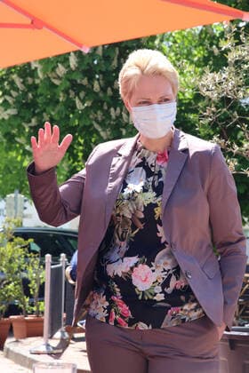 Die Ministerpräsidentin des Landes Mecklenburg Vorpommern Manuela Schwesig besucht am Montag (24.05.2021) in Gnoien (Landkreis Rostock) das örtliche Restaurant Nudeloper. Dort begleitet sie gemeinsam mit den DEHOGA Präsidenten des Landes MV Lars Schwarz die Öffnung der Gastronomie im Nordosten. Hier dürfen wieder unter Beachtung der Corona-Bestimmungen des Landes Restaurants und Gastronomiebetriebe Gäste empfangen.