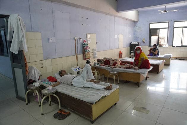 Coronavirus in Indien, Behandlung von Patienten in Ghaziabad Corona Virus Outbreak In India Patients with breathing difficulty are admitted at a Covid-19 care facility being operated by Khalsa Help International inside an educational institute, amidst the spread of coronavirus cases, in Ghaziabad, Uttar Pradesh on the outskirts of New Delhi on May 24, 2021. India recorded more than 2.22 lakh new cases of coronavirus and 4,454 deaths in last 24 hours, according to Union Health Ministry. Ghaziabad India makhija-notitle210524_npgcg  Copyright: xMayankxMakhijax