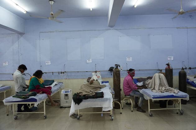 Coronavirus in Indien, Behandlung von Patienten in Ghaziabad Corona Virus Outbreak In India Patients with breathing difficulty are admitted at a Covid-19 care facility being operated by Khalsa Help International inside an educational institute, amidst the spread of coronavirus cases, in Ghaziabad, Uttar Pradesh on the outskirts of New Delhi on May 24, 2021. India recorded more than 2.22 lakh new cases of coronavirus and 4,454 deaths in last 24 hours, according to Union Health Ministry. Ghaziabad India makhija-notitle210524_npPh2  Copyright: xMayankxMakhijax