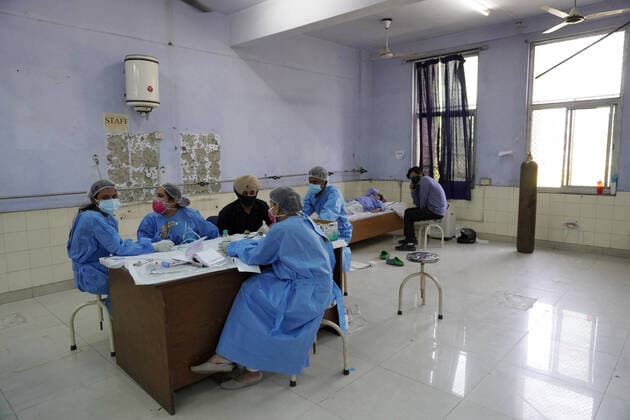Coronavirus in Indien, Behandlung von Patienten in Ghaziabad Corona Virus Outbreak In India Healthcare workers attend patients with breathing difficulty at a Covid-19 care facility being operated by Khalsa Help International inside an educational institute, amidst the spread of coronavirus cases, in Ghaziabad, Uttar Pradesh on the outskirts of New Delhi on May 24, 2021. India recorded more than 2.22 lakh new cases of coronavirus and 4,454 deaths in last 24 hours, according to Union Health Ministry. Ghaziabad India makhija-notitle210524_np8Ez  Copyright: xMayankxMakhijax