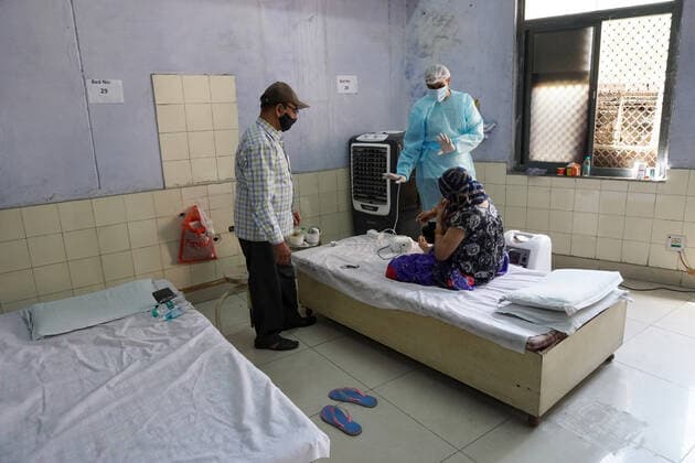 Coronavirus in Indien, Behandlung von Patienten in Ghaziabad Corona Virus Outbreak In India A healthcare worker attends a patient with breathing difficulty at a Covid-19 care facility being operated by Khalsa Help International inside an educational institute, amidst the spread of coronavirus cases, in Ghaziabad, Uttar Pradesh on the outskirts of New Delhi on May 24, 2021. India recorded more than 2.22 lakh new cases of coronavirus and 4,454 deaths in last 24 hours, according to Union Health Ministry. Ghaziabad India makhija-notitle210524_npmDp  Copyright: xMayankxMakhijax