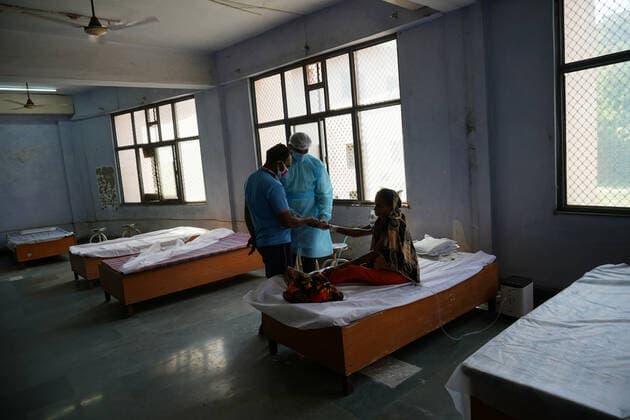 Coronavirus in Indien, Behandlung von Patienten in Ghaziabad Corona Virus Outbreak In India A healthcare worker attends a patient with breathing difficulty at a Covid-19 care facility being operated by Khalsa Help International inside an educational institute, amidst the spread of coronavirus cases, in Ghaziabad, Uttar Pradesh on the outskirts of New Delhi on May 24, 2021. India recorded more than 2.22 lakh new cases of coronavirus and 4,454 deaths in last 24 hours, according to Union Health Ministry. Ghaziabad India makhija-notitle210524_np28c  Copyright: xMayankxMakhijax