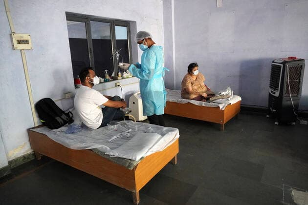 Coronavirus in Indien, Behandlung von Patienten in Ghaziabad Corona Virus Outbreak In India A healthcare worker attends a patient with breathing difficulty at a Covid-19 care facility being operated by Khalsa Help International inside an educational institute, amidst the spread of coronavirus cases, in Ghaziabad, Uttar Pradesh on the outskirts of New Delhi on May 24, 2021. India recorded more than 2.22 lakh new cases of coronavirus and 4,454 deaths in last 24 hours, according to Union Health Ministry. Ghaziabad India makhija-notitle210524_npxvg  Copyright: xMayankxMakhijax