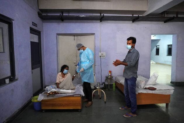 Coronavirus in Indien, Behandlung von Patienten in Ghaziabad Corona Virus Outbreak In India A healthcare worker attends a patient with breathing difficulty at a Covid-19 care facility being operated by Khalsa Help International inside an educational institute, amidst the spread of coronavirus cases, in Ghaziabad, Uttar Pradesh on the outskirts of New Delhi on May 24, 2021. India recorded more than 2.22 lakh new cases of coronavirus and 4,454 deaths in last 24 hours, according to Union Health Ministry. Ghaziabad India makhija-notitle210524_npzWz  Copyright: xMayankxMakhijax