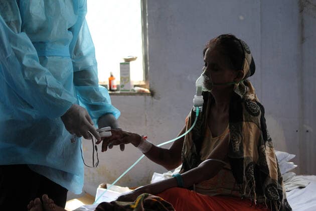 Coronavirus in Indien, Behandlung von Patienten in Ghaziabad Corona Virus Outbreak In India A healthcare worker measures oxygen level of a patient with breathing difficulty using an oximeter at a Covid-19 care facility being operated by Khalsa Help International inside an educational institute, amidst the spread of coronavirus cases, in Ghaziabad, Uttar Pradesh on the outskirts of New Delhi on May 24, 2021. India recorded more than 2.22 lakh new cases of coronavirus and 4,454 deaths in last 24 hours, according to Union Health Ministry. Ghaziabad India makhija-notitle210524_npQON  Copyright: xMayankxMakhijax