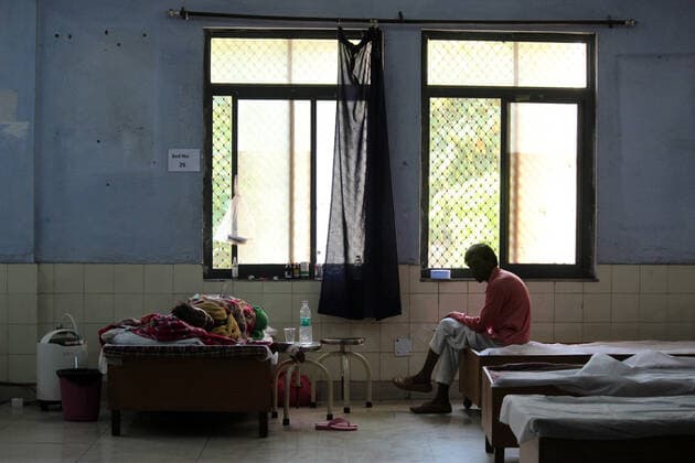 Coronavirus in Indien, Behandlung von Patienten in Ghaziabad Corona Virus Outbreak In India A family member takes care of a patient with breathing difficulty at a Covid-19 care facility being operated by Khalsa Help International inside an educational institute, amidst the spread of coronavirus cases, in Ghaziabad, Uttar Pradesh on the outskirts of New Delhi on May 24, 2021. India recorded more than 2.22 lakh new cases of coronavirus and 4,454 deaths in last 24 hours, according to Union Health Ministry. Ghaziabad India makhija-notitle210524_np4zD  Copyright: xMayankxMakhijax