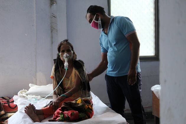 Coronavirus in Indien, Behandlung von Patienten in Ghaziabad Corona Virus Outbreak In India A family member takes care of a patient with breathing difficulty at a Covid-19 care facility being operated by Khalsa Help International inside an educational institute, amidst the spread of coronavirus cases, in Ghaziabad, Uttar Pradesh on the outskirts of New Delhi on May 24, 2021. India recorded more than 2.22 lakh new cases of coronavirus and 4,454 deaths in last 24 hours, according to Union Health Ministry. Ghaziabad India makhija-notitle210524_npTOc  Copyright: xMayankxMakhijax