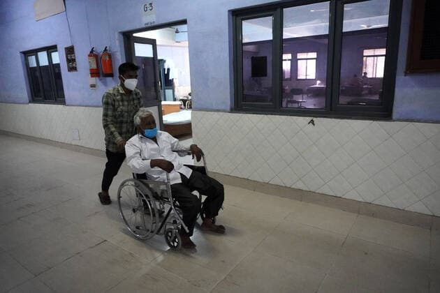 Coronavirus in Indien, Behandlung von Patienten in Ghaziabad Corona Virus Outbreak In India A family member takes a patient on wheelchair with breathing difficulty to a Covid-19 care facility being operated by Khalsa Help International inside an educational institute, amidst the spread of coronavirus cases, in Ghaziabad, Uttar Pradesh on the outskirts of New Delhi on May 24, 2021. India recorded more than 2.22 lakh new cases of coronavirus and 4,454 deaths in last 24 hours, according to Union Health Ministry. Ghaziabad India makhija-notitle210524_npqjT  Copyright: xMayankxMakhijax