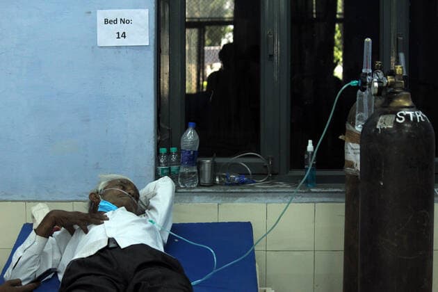 Coronavirus in Indien, Behandlung von Patienten in Ghaziabad Corona Virus Outbreak In India An elderly man with breathing difficulty takes oxygen with the help of oxygen nasal cannula at a Covid-19 care facility being operated by Khalsa Help International inside an educational institute, amidst the spread of coronavirus cases, in Ghaziabad, Uttar Pradesh on the outskirts of New Delhi on May 24, 2021. India recorded more than 2.22 lakh new cases of coronavirus and 4,454 deaths in last 24 hours, according to Union Health Ministry. Ghaziabad India makhija-notitle210524_npp1T  Copyright: xMayankxMakhijax