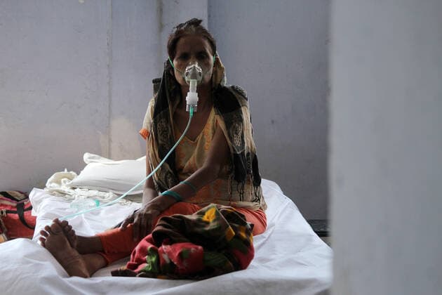 Coronavirus in Indien, Behandlung von Patienten in Ghaziabad Corona Virus Outbreak In India An elderly woman with breathing difficulty inhales medication with the help of nebuliser at a Covid-19 care facility being operated by Khalsa Help International inside an educational institute, amidst the spread of coronavirus cases, in Ghaziabad, Uttar Pradesh on the outskirts of New Delhi on May 24, 2021. India recorded more than 2.22 lakh new cases of coronavirus and 4,454 deaths in last 24 hours, according to Union Health Ministry. Ghaziabad India makhija-notitle210524_np1WV  Copyright: xMayankxMakhijax