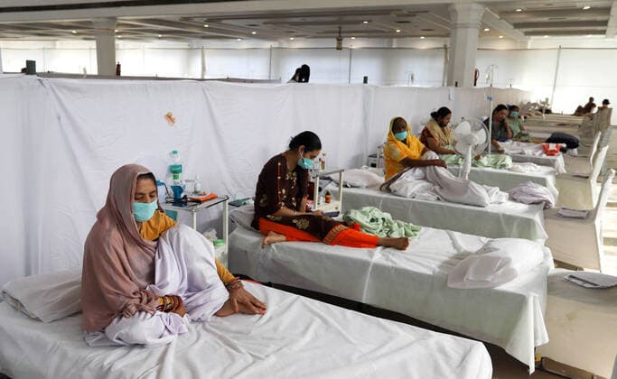 Coronavirus in Indien, Behandlung von Patienten in Neu-Delhi May 24, 2021, New Delhi, New Delhi, India: A Covid-19 patients takes rest inside a temporary Covid-19 Care Centre at Gurdwara Rakabganj Sahib, with the support of Delhi Government in the wake of rising cases of the Covid contagion on May 24, 2021 in New Delhi, India. New Delhi India - ZUMAp176 20210524_zip_p176_003 Copyright: xVijayxPandeyx