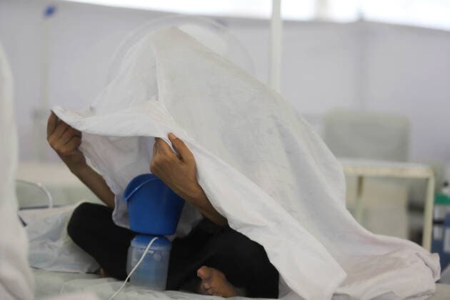 Coronavirus in Indien, Behandlung von Patienten in Neu-Delhi May 24, 2021, New Delhi, New Delhi, India: A Covid-19 patients takes steam inside a temporary Covid-19 Care Centre at Gurdwara Rakabganj Sahib, with the support of Delhi Government in the wake of rising cases of the Covid contagion on May 24, 2021 in New Delhi, India. New Delhi India - ZUMAp176 20210524_zip_p176_008 Copyright: xVijayxPandeyx