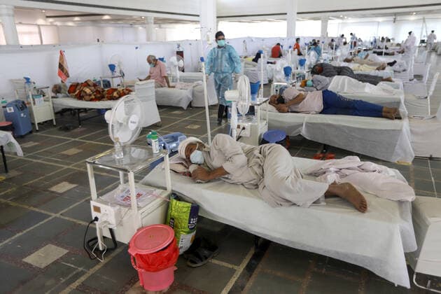 Coronavirus in Indien, Behandlung von Patienten in Neu-Delhi May 24, 2021, New Delhi, New Delhi, India: A Covid-19 patients takes rest inside a temporary Covid-19 Care Centre at Gurdwara Rakabganj Sahib, with the support of Delhi Government in the wake of rising cases of the Covid contagion on May 24, 2021 in New Delhi, India. New Delhi India - ZUMAp176 20210524_zip_p176_001 Copyright: xVijayxPandeyx