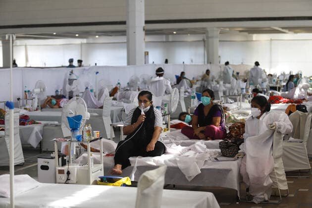 Coronavirus in Indien, Behandlung von Patienten in Neu-Delhi May 24, 2021, New delhi, New Delhi, India: A Covid-19 patients being treated inside a temporary Covid-19 Care Centre at Gurdwara Rakabganj Sahib, with the support of Delhi Government in the wake of rising cases of the Covid contagion on May 24, 2021 in New Delhi, India. New delhi India - ZUMAp176 20210524_zip_p176_002 Copyright: xVijayxPandeyx