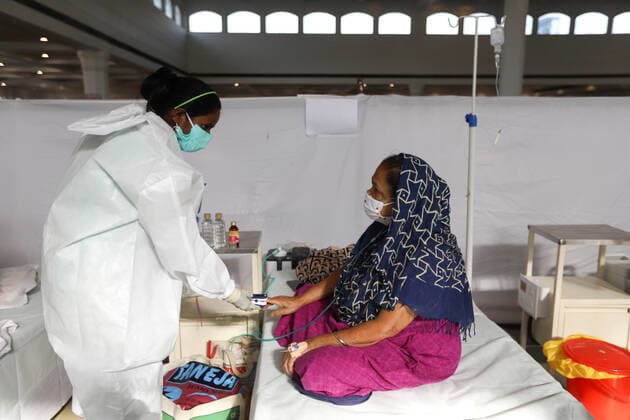 Coronavirus in Indien, Behandlung von Patienten in Neu-Delhi May 24, 2021, New Delhi, New Delhi, India: Health worker checks the oxygen level of a Covid-19 patient inside a temporary Covid-19 Care Centre at Gurdwara Rakabganj Sahib, with the support of Delhi Government in the wake of rising cases of the Covid contagion on May 24, 2021 in New Delhi, India. New Delhi India - ZUMAp176 20210524_zip_p176_009 Copyright: xVijayxPandeyx