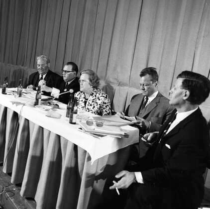 SPD-Parteitag in Dortmund 1966 DEU, Deutschland, Dortmund: Der Parteitag der SPD vom 1.-5-6.1966 in der Dortmund Westfalenhalle.Helmut Schmidt, Willy Brandt, Kaete Strobel, Hans-Juergen Wischnewski, Carlo Schmid v.r.n.l. DEU, Germany, Dortmund: The Party Congress of the SPD from 1-5.6.1966 in the Dortmund Westfalenhalle. NRW *** SPD Party Congress in Dortmund 1966 DEU, Germany, Dortmund The Party Congress of the SPD from 1 5 6 1966 in the Dortmund Westfalenhalle Helmut Schmidt, Willy Brandt, Kaete Strobel, Hans Juergen Wischnewski, Carlo Schmid v r n l DEU, Germany, Dortmund The Party Congress of the SPD from 1 5 6 1966 in the Dortmund Westfalenhalle NRW