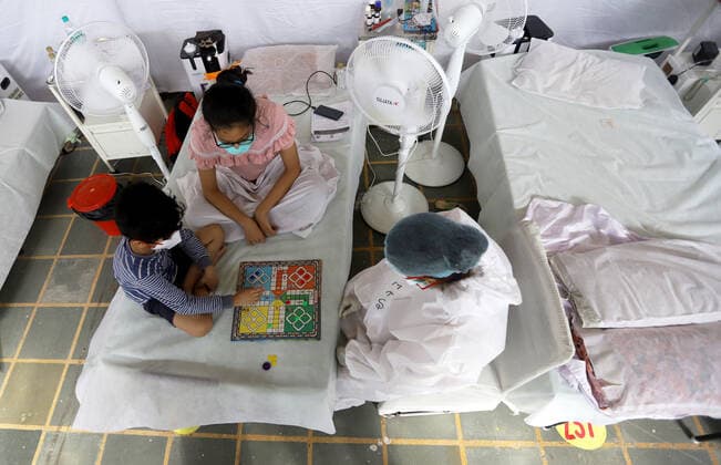 Coronavirus in Indien, Behandlung von Patienten in Neu-Delhi May 24, 2021, New Delhi, New Delhi, India: Children plays ludo with a health worker as both of them along with their parents were tested positive of Covid-19 coronavirus and were treated inside a temporary Covid-19 Care Centre at Gurdwara Rakabganj Sahib, with the support of Delhi Government in the wake of rising cases of the Covid contagion on May 24, 2021 in New Delhi, India. New Delhi India - ZUMAp176 20210524_zip_p176_021 Copyright: xVijayxPandeyx