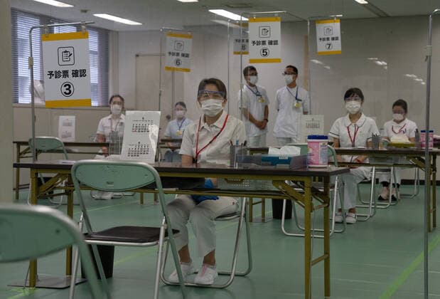 Coronavirus in Japan, Massenimpfung in Tokio May 24, 2021, Tokyo, Japan: Nurses wait to process people arriving to receive the Moderna coronavirus vaccine at the newly-opened mass vaccination centre. With one of the lowest Covid-19 vaccination rates in the developed world and with the Tokyo Olympic Games little over two months away, Japanese authorities have opened mass vaccination sites in Tokyo and Osaka in an effort to boost their coronavirus inoculation campaign. Tokyo Japan - ZUMA 20210524_mda_z114_026 Copyright: xCarlxCourt-POOLx