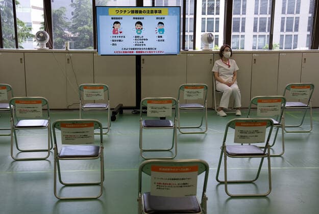 Coronavirus in Japan, Massenimpfung in Tokio May 24, 2021, Tokyo, Japan: A nurse waits in an observation room to watch for adverse-effects in people who have just received the Moderna coronavirus vaccine at the newly-opened mass vaccination centre. With one of the lowest Covid-19 vaccination rates in the developed world and with the Tokyo Olympic Games little over two months away, Japanese authorities have opened mass vaccination sites in Tokyo and Osaka in an effort to boost their coronavirus inoculation campaign. Tokyo Japan  - ZUMA 20210524_mda_z114_019 Copyright: xCarlxCourt-POOLx