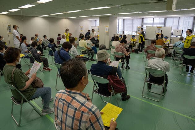 Coronavirus in Japan, Massenimpfung in Tokio May 24, 2021, Tokyo, Japan: People wait to be processed after arriving to receive the Moderna coronavirus vaccine at the newly-opened mass vaccination centre. With one of the lowest Covid-19 vaccination rates in the developed world and with the Tokyo Olympic Games little over two months away, Japanese authorities have opened mass vaccination sites in Tokyo and Osaka in an effort to boost their coronavirus inoculation campaign. Tokyo Japan  - ZUMA 20210524_mda_z114_021 Copyright: xCarlxCourt-POOLx