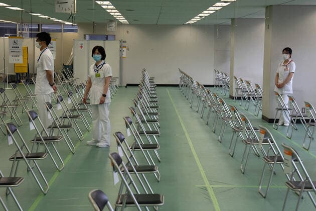 Coronavirus in Japan, Massenimpfung in Tokio May 24, 2021, Tokyo, Japan: Nurses wait in an observation room to watch for adverse-effects in people who have just received the Moderna coronavirus vaccine at the newly-opened mass vaccination centre. With one of the lowest Covid-19 vaccination rates in the developed world and with the Tokyo Olympic Games little over two months away, Japanese authorities have opened mass vaccination sites in Tokyo and Osaka in an effort to boost their coronavirus inoculation campaign. Tokyo Japan  - ZUMA 20210524_mda_z114_020 Copyright: xCarlxCourt-POOLx