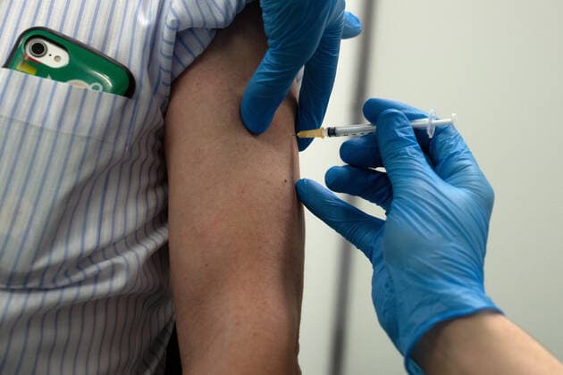 Coronavirus in Japan, Massenimpfung in Tokio May 24, 2021, Tokyo, Japan: A pensioner receives the Moderna coronavirus vaccine at the newly-opened mass vaccination centre. With one of the lowest Covid-19 vaccination rates in the developed world and with the Tokyo Olympic Games little over two months away, Japanese authorities have opened mass vaccination sites in Tokyo and Osaka in an effort to boost their coronavirus inoculation campaign. Tokyo Japan  - ZUMA 20210524_mda_z114_029 Copyright: xCarlxCourt-POOLx