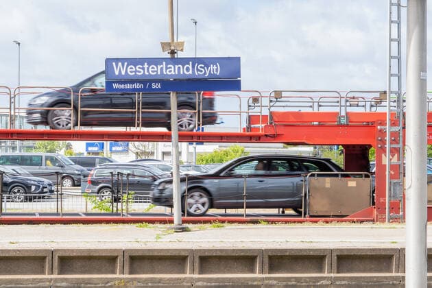 Nordseeinsel Sylt am Pfingstsonntag 2021 - Sylt-Shuttel der Deutschen Bahn -;Nordseeinsel Sylt am Pfingstsonntag 2021 - Sylt-Shuttel der Deutschen Bahn -, Sylt Schleswig-Holstein Deutschland Sylt-Shuttle *** North Sea Island Sylt on Whitsunday 2021 Sylt Shuttel of Deutsche Bahn North Sea Island Sylt on Whitsunday 2021 Sylt Shuttel of Deutsche Bahn , Sylt Schleswig Holstein Germany Sylt Shuttle
