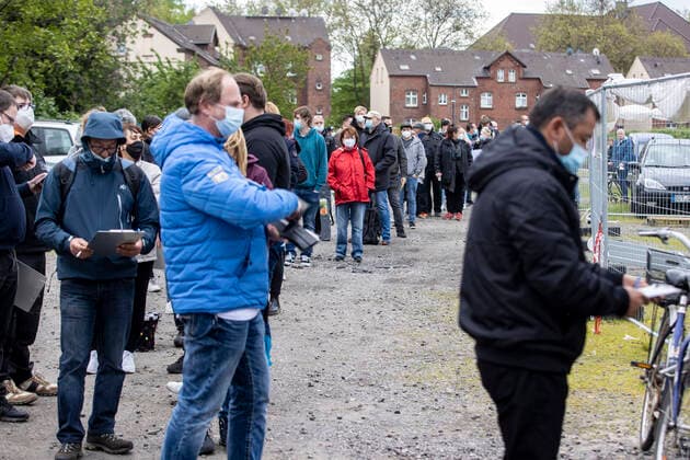 24.05.2021 , DU Duisburg , Impfaktion an der Ditib Moschee an der Warbruckstraße in Marxloh für die Bürger Duisburgs , die an einer Adresse mit der Postleitzahl 47166 , 47167 oder 47169 wohnen , Stadtteile Hamborn , Marxloh und Bruckhausen.