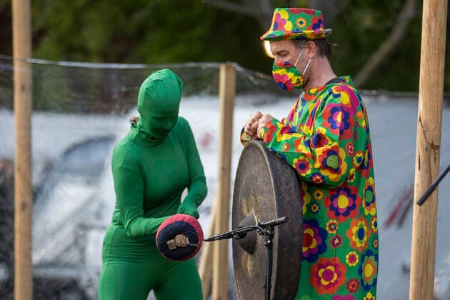23.05.2021 , MO Moers , Moers Festival Pfingsten 2021. Auftritt von JOHN SCOFIELD , US-amerikanischer Jazz-Gitarrist und Komponist ( 69 Jahre alt ) ist einer der Höhepunkte beim Moers Festival , hier bei seinem Auftritt am Rodelberg im Schlosspark Freizeitpark , mit dabei etwa 500 Zuschauer , alle vor der Veranstaltung negativ getestet und mit Abstand.