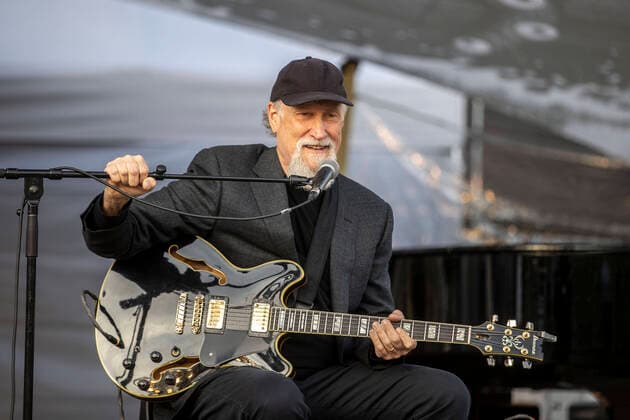 23.05.2021 , MO Moers , Moers Festival Pfingsten 2021. Auftritt von JOHN SCOFIELD , US-amerikanischer Jazz-Gitarrist und Komponist ( 69 Jahre alt ) ist einer der Höhepunkte beim Moers Festival , hier bei seinem Auftritt am Rodelberg im Schlosspark Freizeitpark , mit dabei etwa 500 Zuschauer , alle vor der Veranstaltung negativ getestet und mit Abstand.