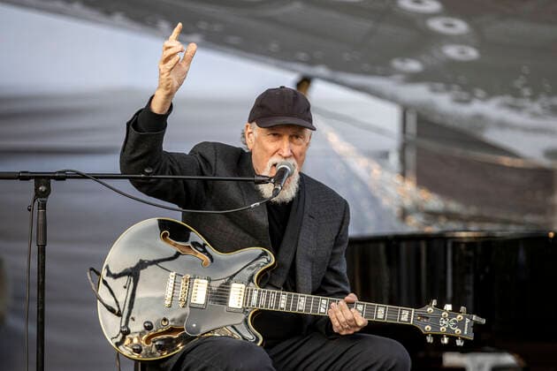 23.05.2021 , MO Moers , Moers Festival Pfingsten 2021. Auftritt von JOHN SCOFIELD , US-amerikanischer Jazz-Gitarrist und Komponist ( 69 Jahre alt ) ist einer der Höhepunkte beim Moers Festival , hier bei seinem Auftritt am Rodelberg im Schlosspark Freizeitpark , mit dabei etwa 500 Zuschauer , alle vor der Veranstaltung negativ getestet und mit Abstand.