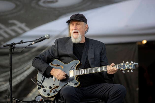 23.05.2021 , MO Moers , Moers Festival Pfingsten 2021. Auftritt von JOHN SCOFIELD , US-amerikanischer Jazz-Gitarrist und Komponist ( 69 Jahre alt ) ist einer der Höhepunkte beim Moers Festival , hier bei seinem Auftritt am Rodelberg im Schlosspark Freizeitpark , mit dabei etwa 500 Zuschauer , alle vor der Veranstaltung negativ getestet und mit Abstand.
