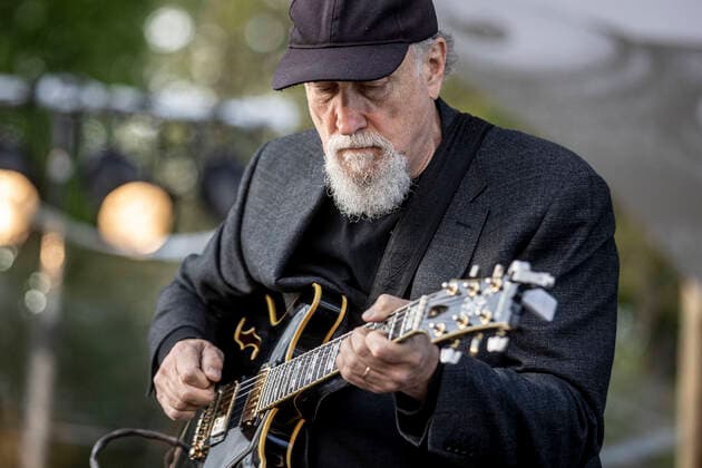 23.05.2021 , MO Moers , Moers Festival Pfingsten 2021. Auftritt von JOHN SCOFIELD , US-amerikanischer Jazz-Gitarrist und Komponist ( 69 Jahre alt ) ist einer der Höhepunkte beim Moers Festival , hier bei seinem Auftritt am Rodelberg im Schlosspark Freizeitpark , mit dabei etwa 500 Zuschauer , alle vor der Veranstaltung negativ getestet und mit Abstand.