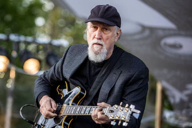 23.05.2021 , MO Moers , Moers Festival Pfingsten 2021. Auftritt von JOHN SCOFIELD , US-amerikanischer Jazz-Gitarrist und Komponist ( 69 Jahre alt ) ist einer der Höhepunkte beim Moers Festival , hier bei seinem Auftritt am Rodelberg im Schlosspark Freizeitpark , mit dabei etwa 500 Zuschauer , alle vor der Veranstaltung negativ getestet und mit Abstand.