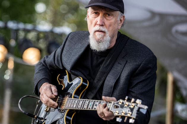 23.05.2021 , MO Moers , Moers Festival Pfingsten 2021. Auftritt von JOHN SCOFIELD , US-amerikanischer Jazz-Gitarrist und Komponist ( 69 Jahre alt ) ist einer der Höhepunkte beim Moers Festival , hier bei seinem Auftritt am Rodelberg im Schlosspark Freizeitpark , mit dabei etwa 500 Zuschauer , alle vor der Veranstaltung negativ getestet und mit Abstand.