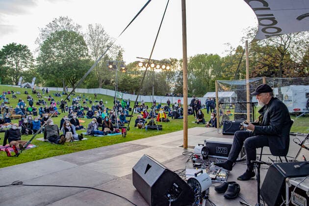 23.05.2021 , MO Moers , Moers Festival Pfingsten 2021. Auftritt von JOHN SCOFIELD , US-amerikanischer Jazz-Gitarrist und Komponist ( 69 Jahre alt ) ist einer der Höhepunkte beim Moers Festival , hier bei seinem Auftritt am Rodelberg im Schlosspark Freizeitpark , mit dabei etwa 500 Zuschauer , alle vor der Veranstaltung negativ getestet und mit Abstand.