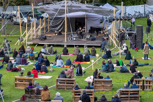 23.05.2021 , MO Moers , Moers Festival Pfingsten 2021. Auftritt von JOHN SCOFIELD , US-amerikanischer Jazz-Gitarrist und Komponist ( 69 Jahre alt ) ist einer der Höhepunkte beim Moers Festival , hier bei seinem Auftritt am Rodelberg im Schlosspark Freizeitpark , mit dabei etwa 500 Zuschauer , alle vor der Veranstaltung negativ getestet und mit Abstand.