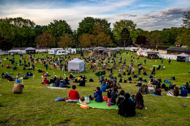 23.05.2021 , MO Moers , Moers Festival Pfingsten 2021. Auftritt von JOHN SCOFIELD , US-amerikanischer Jazz-Gitarrist und Komponist ( 69 Jahre alt ) ist einer der Höhepunkte beim Moers Festival , hier bei seinem Auftritt am Rodelberg im Schlosspark Freizeitpark , mit dabei etwa 500 Zuschauer , alle vor der Veranstaltung negativ getestet und mit Abstand.