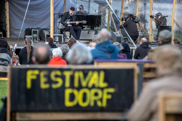 23.05.2021 , MO Moers , Moers Festival Pfingsten 2021. Auftritt von JOHN SCOFIELD , US-amerikanischer Jazz-Gitarrist und Komponist ( 69 Jahre alt ) ist einer der Höhepunkte beim Moers Festival , hier bei seinem Auftritt am Rodelberg im Schlosspark Freizeitpark , mit dabei etwa 500 Zuschauer , alle vor der Veranstaltung negativ getestet und mit Abstand.