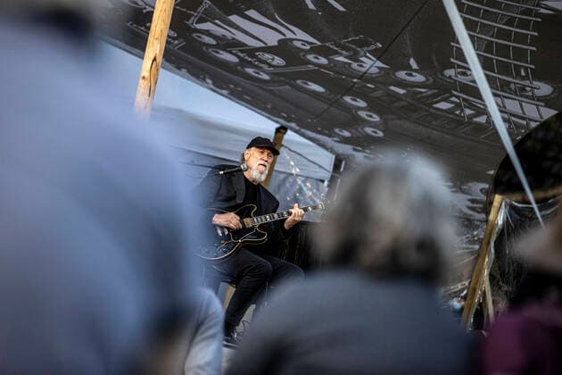 23.05.2021 , MO Moers , Moers Festival Pfingsten 2021. Auftritt von JOHN SCOFIELD , US-amerikanischer Jazz-Gitarrist und Komponist ( 69 Jahre alt ) ist einer der Höhepunkte beim Moers Festival , hier bei seinem Auftritt am Rodelberg im Schlosspark Freizeitpark , mit dabei etwa 500 Zuschauer , alle vor der Veranstaltung negativ getestet und mit Abstand.