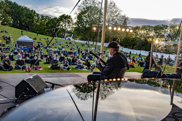 23.05.2021 , MO Moers , Moers Festival Pfingsten 2021. Auftritt von JOHN SCOFIELD , US-amerikanischer Jazz-Gitarrist und Komponist ( 69 Jahre alt ) ist einer der Höhepunkte beim Moers Festival , hier bei seinem Auftritt am Rodelberg im Schlosspark Freizeitpark , mit dabei etwa 500 Zuschauer , alle vor der Veranstaltung negativ getestet und mit Abstand.
