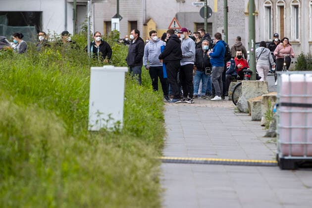 24.05.2021 , DU Duisburg , Impfaktion an der Ditib Moschee an der Warbruckstraße in Marxloh für die Bürger Duisburgs , die an einer Adresse mit der Postleitzahl 47166 , 47167 oder 47169 wohnen , Stadtteile Hamborn , Marxloh und Bruckhausen.