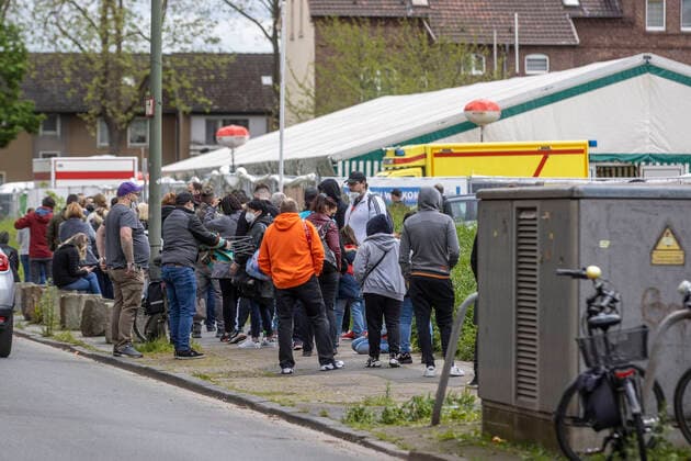 24.05.2021 , DU Duisburg , Impfaktion an der Ditib Moschee an der Warbruckstraße in Marxloh für die Bürger Duisburgs , die an einer Adresse mit der Postleitzahl 47166 , 47167 oder 47169 wohnen , Stadtteile Hamborn , Marxloh und Bruckhausen.