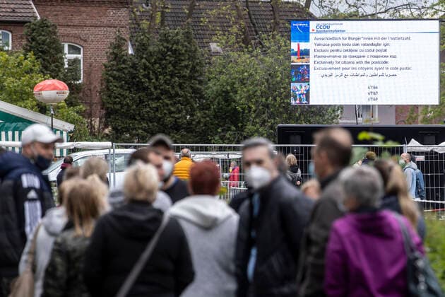 24.05.2021 , DU Duisburg , Impfaktion an der Ditib Moschee an der Warbruckstraße in Marxloh für die Bürger Duisburgs , die an einer Adresse mit der Postleitzahl 47166 , 47167 oder 47169 wohnen , Stadtteile Hamborn , Marxloh und Bruckhausen.